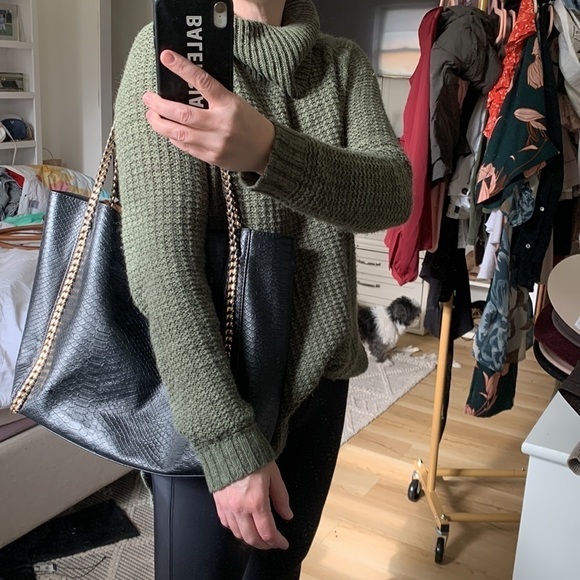 Black Croc Print Vegan Leather Tote Bag With Gold Metal Chain Strap - Picture 10 of 10